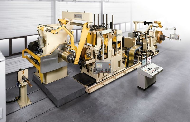 Präzisions-Längsteilanlage zum Schneiden von Kupferlegierungen mit einer Materialbreite von 450 mm, Materialdicken von  0,05 bis 1,2 mm und einer Anlagengeschwindigkeit von 300 m/min.  (Bild: B+S)