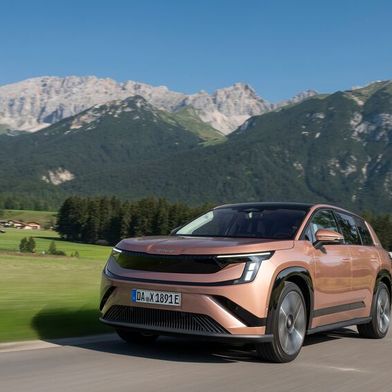 Ganz so riesig wie die Studie geriet die Serienversion nicht, übertrifft mit 4,87 Metern jedoch das bisherige SUV-Topmodell Kodiaq. (Bild: Skoda)