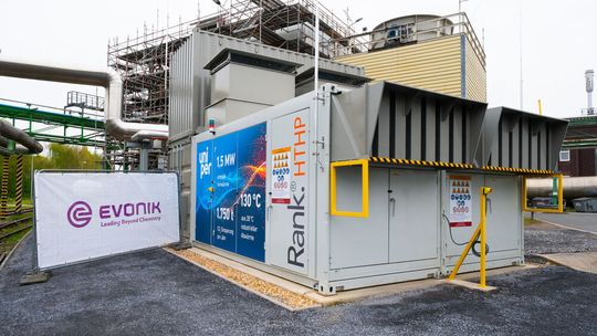Evonik und Uniper nehmen gerade eine hochinnovative Hochtemperatur-Wärmepumpe in Betrieb, um 1000 Haushalte im Ruhrgebiet mit Fernwärme zu versorgen. (Bild:  Evonik Industries)