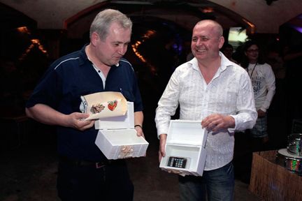 Gerald Kranz (Hard- und Software Service) verbarg seine Freude über den Hauptgewinn (Reisegutschein über 500 Euro) gekonnt, während Reiner Beyer (Konica Minolta) seine Freude über den iPod Touch Ausdruck verlieh. (Archiv: Vogel Business Media)