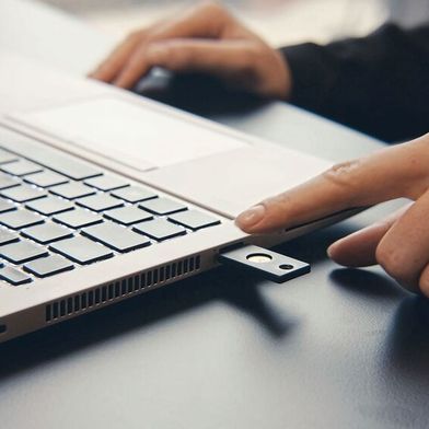 Mittels eines privaten Schlüssels auf einem sicheren Token erfolgt die Authentifizierung passwortfei. (Bild: Pointsharp)