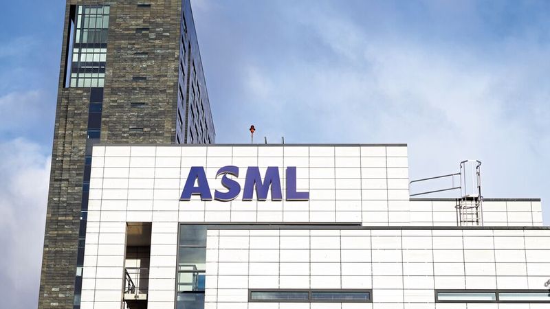 ASML-Hauptsitz im niederländischen Veldhoven. Der Hersteller von Halbleiterausrüstung  plant, bis 2030 weltweit 1.700 Stellen, oder etwa 3,8 Prozent der bestehenden Belegschaft, abzubauen.(Bild:  ASML)