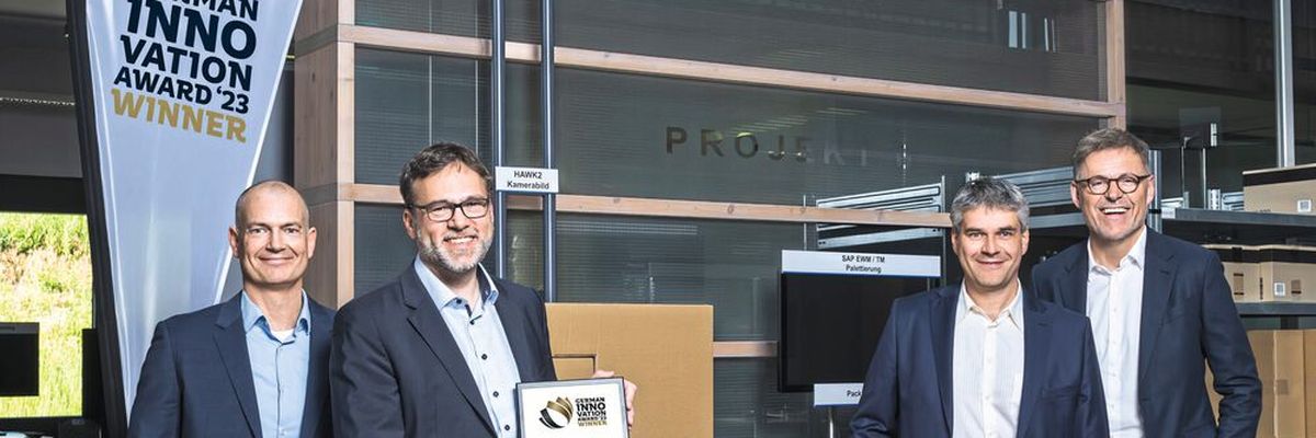 Gemeinsam mit IGZ-Geschäftsführer Johann Zrenner (r.) freut sich das Gewinnerteam der Innovations-Fachabteilung über die Auszeichnung des Pack-Assistenz-Systems „HAWK2“ mit dem German Innovation Award. (Bild: IGZ)