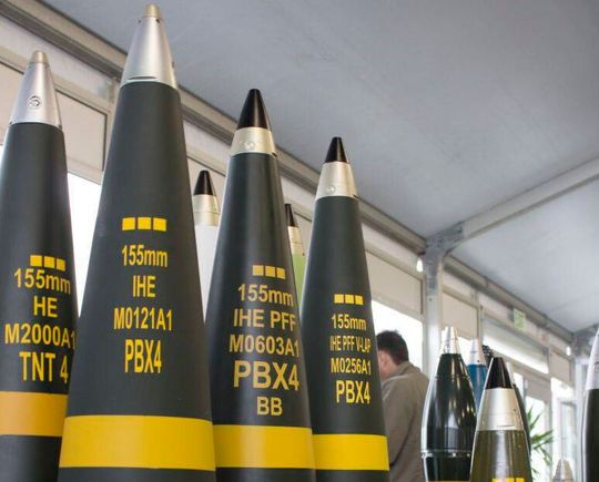 Mehr Kanonenfutter! Ein bisher gültiger Rahmenvertrag zwischen Rheinmetall und der Bundeswehr zur Belieferung mit 155-Millimeter-Artilleriegeschossen wurde von 1,3 Milliarden Euro auf 8,5 Milliarden aufgestockt. Von der Produktion soll auch die Ukraine profitieren.(Bild:  Rheinmetall)