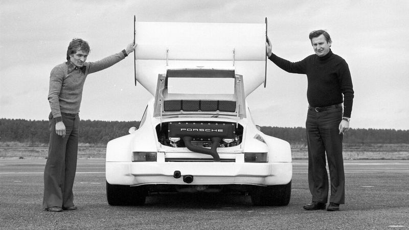 Der erste 935-Prototyp mit Norbert Singer (r.) 1976. Mit dem Wagen gewann Porsche von 1976 bis 1979 vier Jahre hintereinander die Markenweltmeisterschaft. (Bild: Porsche AG)