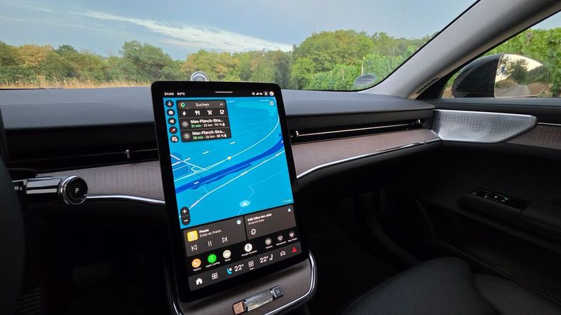 7. Die Bedienung: Volvo üblich lässt sich auch im ES90 alles über den zentralen, vertikal angeordneten Touchscreen steuern. Wer sich das erste Mal ans Steuer eines Volvos setzt, muss sich erst einmal intensiver mit der Bedienung auseinandersetzen. Mit Blick auf die Fülle an Funktionen, die sich über den Touchscreen steuern lassen, kommt man aber immer recht schnell an sein gewünschtes Ziel. Für eine Prise Luxus sorgt der kristallene Dreheregler für die Lautstärke des Infotainmentsystems unter dem Display. (Bild: Mauritz – VCG)