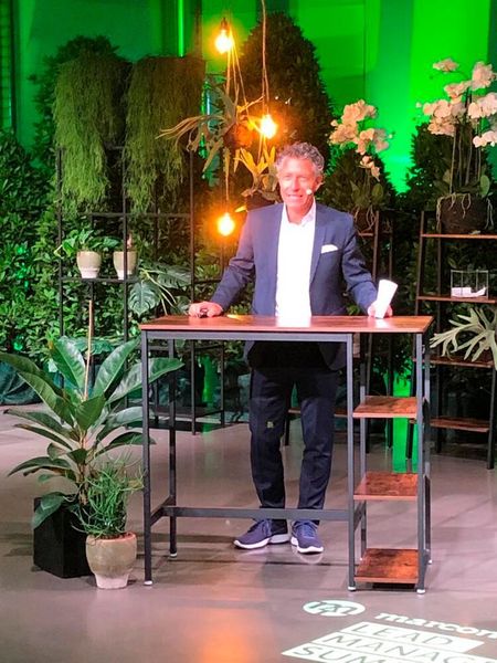 Prof. Dr. Uwe Seebacher hielt seinen Vortrag auf der Hauptbühne. (marconomy)