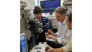 Prof. Dr. Marius Grundmann (mitte) mit Doktoranden in einem Labor (Foto: Waltraud Grubitzsch / Universität Leipzig)