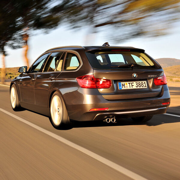 Der neue BMW 3er Touring feiert Weltpremiere auf der AMI. Im Premium-Segment der Mittelklasse verbindet die fünfte Generation des Fünftürers Fahrfreude mit Vielseitigkeit im Alltagseinsatz und auf Reisen. Im Vergleich zum Vorgänger ist das Gepäckraumvolumen um 35 auf 495 Liter gestiegen. (BMW)
