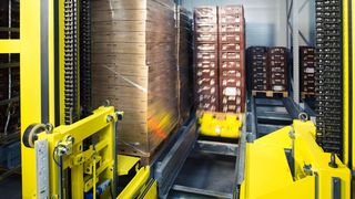 Das Paletten-Shuttle lagert Waren mehrfachtief in einem Kanallager – auch im TK-Bereich, wie hier bei -28 °C. (psb intralogistics)