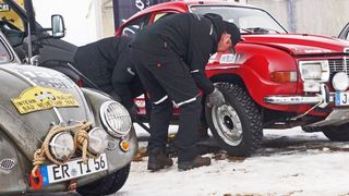Obwohl in der Serienausfürhung lediglich mit einem wassergekühlten Dreizylinder-Zweitaktmotor mit 850 cm³ Hubraum ausgestattet, errang der Saab 96 zahlreiche Rallyeerfolge. So gelang ihm 1962 und 1963 der Gesamtsieg bei der Rallye Monte Carlo.  (Bild: Matthias Knödler)