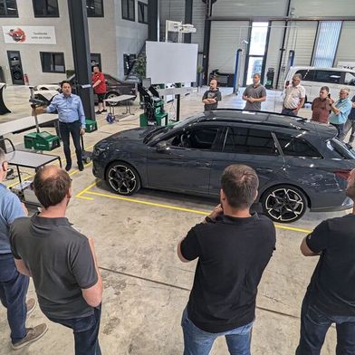 Das neue Seminarangebot der TAK geht neben dem Kalibrieren von FAS auch auf die korrekte Kontrolle der Scheinwerfereinstellung ein – am SEP: TAK-Geschäftsführer Andreas Zühlke. (Bild: Dominsky – VCG)