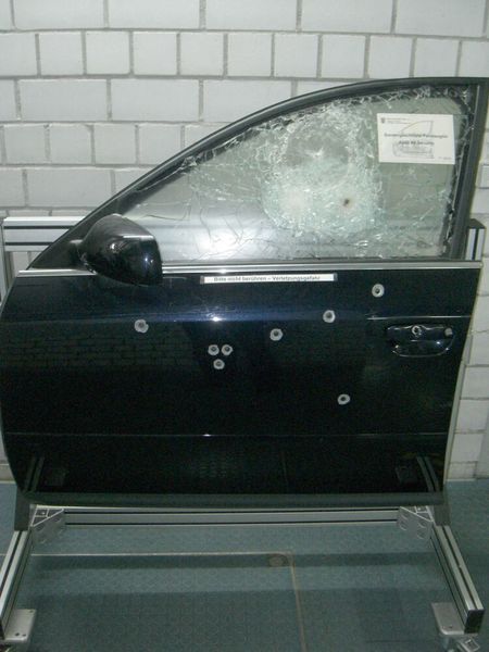 Fahrertür eines sondergeschützten  Fahrzeugs, nach dem Beschuss. (RP Tübingen/Schneider Messtechnik)