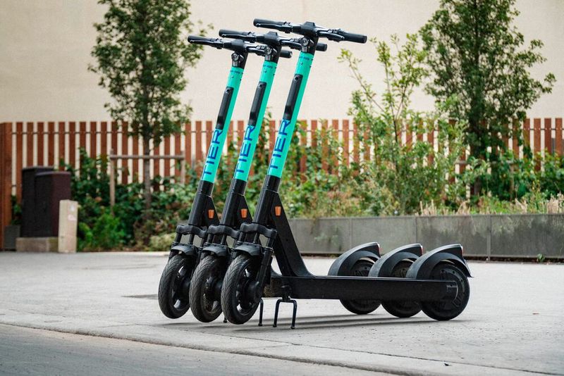 E-Scooter sind besonders in den Großstädten ein gewohnter Anblick. (Bild:  Tier)