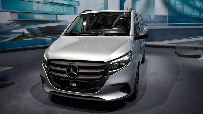 Auch der gewerblich positionierte Vito hat künftig das Infotainmentsystem MBUX serienmäßig an Bord. (Bild: Simon – VCG)