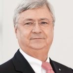 Titel, Name: Klaus-Peter Müller Geburtsjahr, -ort: 1944 in Duppach Funktion: Mitglied des Aufsichtsrats Firma: Linde AG   Ausbildung: 1962-1964 Lehre zum Bankkaufmann bei Bankhaus Friedrich Simon KGaA, Düsseldorf  Berufliche Laufbahn: 1964–1966 Bundeswehr  1966 Tätigkeit bei der Commerzbank AG in der Filiale Düsseldorf 1968 Repräsentant in New York, bzw. Filiale New York 1973 Direktor der Filiale Düsseldorf, bzw. Mitleiter Filiale Duisburg  1982 Mitleiter Filiale New York 1986 Generalbevollmächtigter und Leiter der Zentralen Abteilung für Firmenkunden,  (ab 1990 Leiter der Zentralen Abteilung „Aufbau Ost“) 1990 Mitglied des Vorstands der Commerzbank AG, Frankfurt am Main 2001 – 2008 Sprecher des Vorstands der Commerzbank   Seit 2003 Mitglied des Vorstands, des Ständigen Ausschusses und des Nominierungsausschusses der Linde AG   Besonderes: Mitglied im Aufsichtsrat der Commerzbank AG (Vorsitzender), der Fresenius SE & Co. KGaA und der Fresenius Management SE Mitglied des Verwaltungsrats der Landwirtschaftlichen Rentenbank Mitglied des Board of Directors der Parker Hannifin Corporation 2004 Verleihung der Ehrendoktorwürde der Finanzuniversität der Regierung der Russischen Föderation 2005 Verleihung des Ehrenkreuzes der Bundeswehr in Gold Seit 2007 Honorarprofessur an der Frankfurt School of Finance & Management Bis 2009 Präsident des Bundesverbandes deutscher Banken, Berlin  2011 Großes Bundesverdienstkreuz Müller ist Sohn des ehemaligen Bürgermeisters von Düsseldorf Peter Müller  Familienstand: verheiratet, ein Kind  (Bild: Linde)