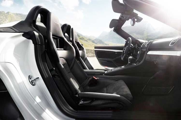 Nochmals abgespeckt: Um den Boxster Spyder auf das gewünschte Leistungsgewicht zu bringen, mussten die Entwickler einiges über Bord schmeißen, das normalerweise in Autos als unverzichtbar gilt, etwa die Klimaanlage und das Radio. (Foto: Porsche)