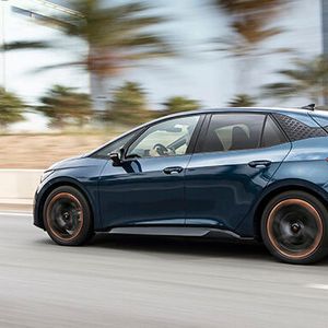 Die Basisversion mit 45 kWh-Akku und 110 kW/150 PS soll noch folgen.(Bild:  Seat)