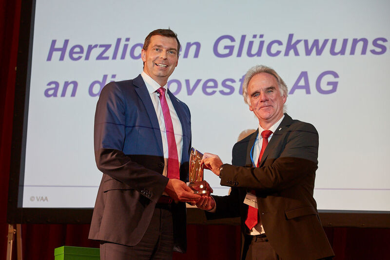 Covestro-Vorstandsvorsitzender Markus Steilemann (links) nahm den Preis von Rainer Nachtrab, 1. VAA-Vorsitzender, entgegen. (Covestro)