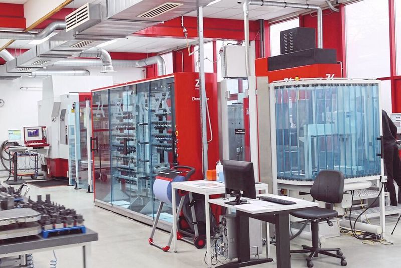 Die Automatisierung ermöglicht ein mannloses Arbeiten rund um die Uhr, auch übers Wochen­ende. Im Vordergrund an der Stirnseite der Anlage ist die Messmaschine Zeiss Vista positioniert. (Zimmer & Kreim)