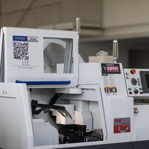 Die Cincom L12 ist der neue Zerspanungs-Superheld in der LFV-Familie der Citizen Machinery Europe GmbH (LFV = Low frequency vibration cutting) und damit ein weiteres System mit dem im wahrsten Sinne des Wortes „spanbrechenden Erfolgsrezept“ für die prozessstabile Drehbearbeitung langspanender Werkstoffe.