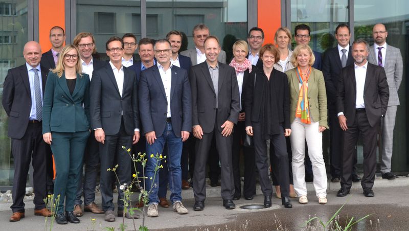 Alle auf einen Streich – die Jury der marconomy-Awards 2014 (v.l.n.r.): Dr. Christoph Schumacher (Arburg), Stefan Richter (Storymaker), Melanie Lauer (Conrad Business Supplies), Volker Röttger (Geberit), Mathias Wündisch (Publicis), Armin Bastl (Increon), Jörg Dambacher (RTS Rieger Team), Tobias Bartenbach (Bartenbach), Kai Vorhölter (Avance Marketing), Frank Merkel (wob), Gastgeber Andreas Trost (Schuler), Anica Stuke (Phoenix Contact), Michael Stocker (marconomy), Anne Bentfeld (BPW Bergische Achsen), Heike Neumann (Oracle), Beate Faderl (Maisberger Gesellschaft für Strategische Unternehmenskommunikation), Dr. Dominik Wagemann (marconomy), Joachim Silber (Trumpf), Rainer Schopp (Uhlmann Pac-Systeme) und Roland Schwarz (schwarzspringer). (Bildquelle: marconomy)