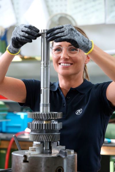 Das Spiel der Teile des S5-325-Sportschaltgeriebes für den Aston Martin DB5 muss bei der Montage exakt abgestimmt sein, was die Spezialisten bei ZF Tradition aber seit Jahrzehnten beherrschen. (ZF-Group)