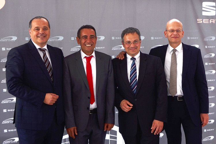 Sie wurde intensiv genutzt: (v. li.) Bernhard Bauer, Geschäftsführer von Seat Deutschland, Necdet Bayram, Hans-Jürgen Kronenberg, Vertriebschef Seat Deutschland, und der Vertriebsvorstand von Seat in Spanien, Ulrich Selzer. (Foto: Grimm)