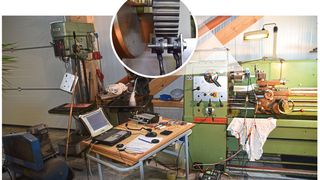 Der etwas andere Diagnoseprüfstand: Um die Ergebnisse der ab Werk defekten Nocken­wellensensoren haargenau zu dokumentieren, hat Burkard Wild auf einer alten Drehbank einen Testaufbau installiert. (Bild: Dominsky – VCG)