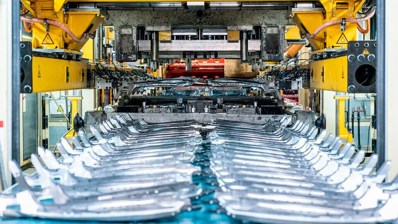 Kfz-Komponenten aus Metall: Die Craemer Gruppe zählt mit der Großserienfertigung von Sitzstrukturelementen wie PKW-Sitzschalen zu den führenden Automotive-Zulieferern. (Bild: Craemer Gruppe)