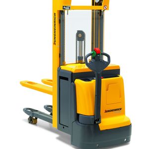 Durch den Einsatz der umweltschonenden und wartungsfreien Jungheinrich-Drehstromtechnik ist der Deichselstapler EJC nicht nur sparsam im Verbrauch, sondern auch leistungsstark.  Bild: Jungheinrich