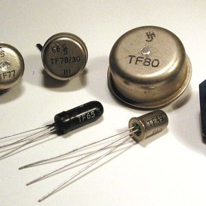 Siemens-Flächentransistoren der TF-Serie. Im Winter 1957/58 entstand der erste Prototyp des Siemens-Digitalrechners vom Typ 2002, unter anderem dank des kleinen Schalttransistors TF48.