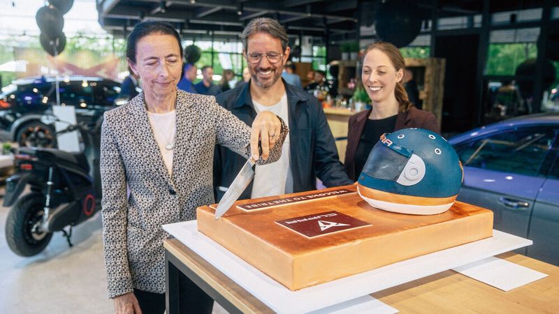 Den Kuchen schnitt Firmenchefin Monika Spindler-Krenn mit Erik Händler und Jeannine Krenn an. (Spindler-Gruppe/Dani Weigel)