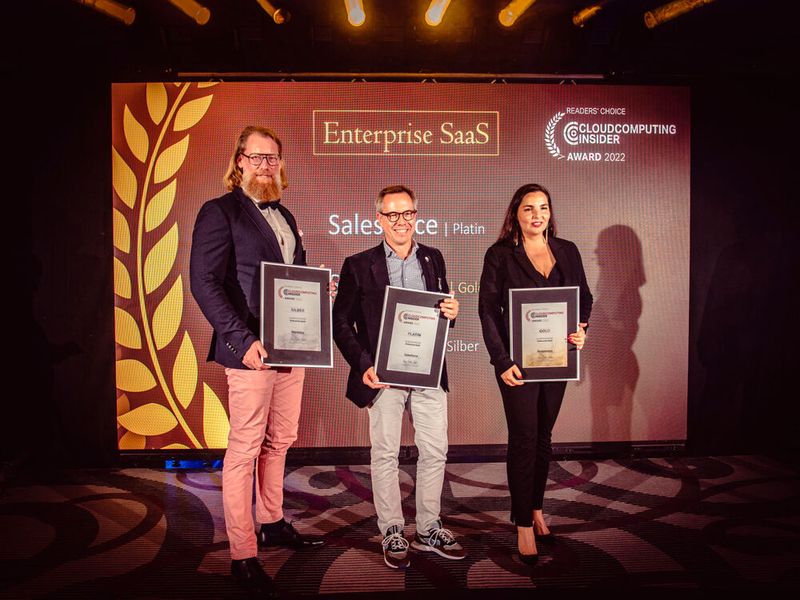 Platin, Gold und Silber für bestes „Enterprise SaaS“ gehen an Salesforce, Scopevisio und Workday. Darüber freuen sich (v.l.n.r.) Jens Lehmar (Workday), Marc Binder (Salesforce) und Özlem Doger-Herter (Scopevisio).  (Bild: krassevideos.de)