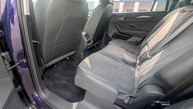 8. Das Platzangebot: Hinten sitzt man bequem. Bein- und Kopffreiheit sind ausreichend vorhanden. Praktisch sind die Sonnenschutzjalousien in den Fondtüren.  (Bild: Mauritz – VCG)