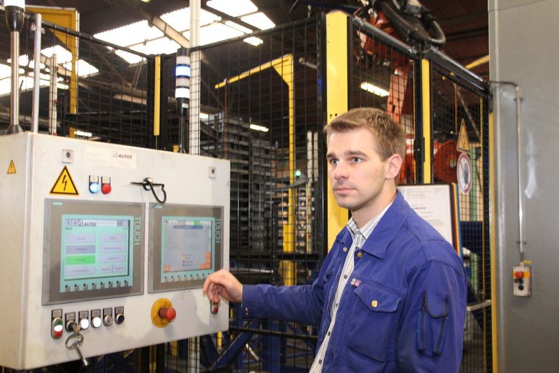 Bild 22: Bernhard Mörtl, Project Manager Manufacturing Competence CenterRobotics & Finishing bei RHI, mit der Steuerung der Strahlanlage. (Bild: Itasse)
