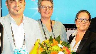 Hüseyin Cenan (li.) ist mit seiner Werkstatt in Niederzier der 400. Partner von Euro Repar Car Service. (Bild: PSA)