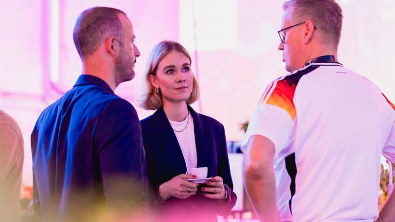 Philipp Kielhorn (links) und Christina Schürmann vom Autohaus Markötter im Gespräch mit Henning Hamann von der Kanzlei Voigt. (Bild: Stefan Bausewein)
