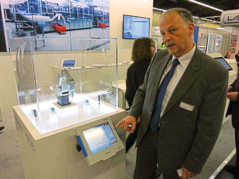 Peter Jost, Kistler Instrumente, ist Spezialist für die Prozessüberwachung bei der Herstellung und Qualitätsprüfung von medizinischen Produkten: „Bei der Speicherung von Daten, wie sie zum Beispiel dieser autonome Mess-Roboter liefert, kommt es darauf an, dass diese unveränderbar abgelegt werden.“ (Reinhardt / Devicemed)