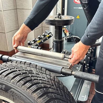 Selbst konstruierte Edelstahlplatte mit Grip-Tape statt beweglicher Rolle: So kann das Rad direkt auf der Maschine um 180 Grad gedreht werden. (Bild: Schreiner – VCG)