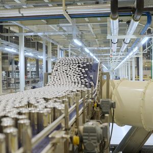 Die Royal Can Making Company produziert jährlich mehr als sechs Milliarden Dosen an zwei Standorten in Dosenformaten von 150 bis 355 Millilitern. Prozessstabilität, gleichbleibende Qualität und ein effizienter Ressourceneinsatz genießen daher einen hohen Stellenwert.(Bild:  Henkel)