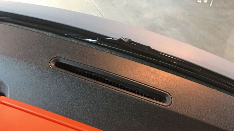 Durch den kleinen Schlitz an der Frontscheibe strömt elektrisch aufgeheizte Luft, die den Innenraum laut Citroën innerhalb von zehn Minuten zehn Grad wärmer als draußen machen soll.  (Rehberg / »kfz-betrieb«)