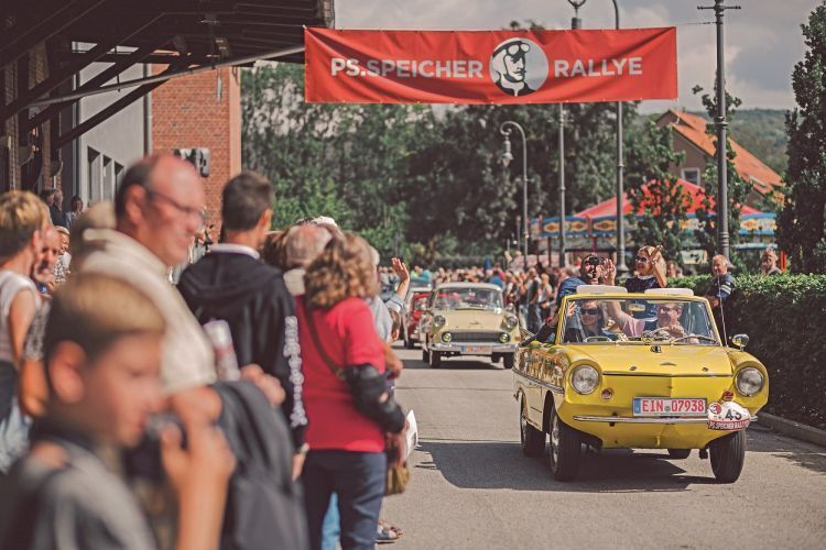Über 160 Kilometer geht die PS-Speicher-Rallye, macht dabei Zwischenstopps in Göttingen im Autohaus Peter sowie am Kloster Corvey in Höxter. Unterstützt wird die Fahrt maßgeblich vom Einbecker Automobil Club (EAC). (PS Speicher)