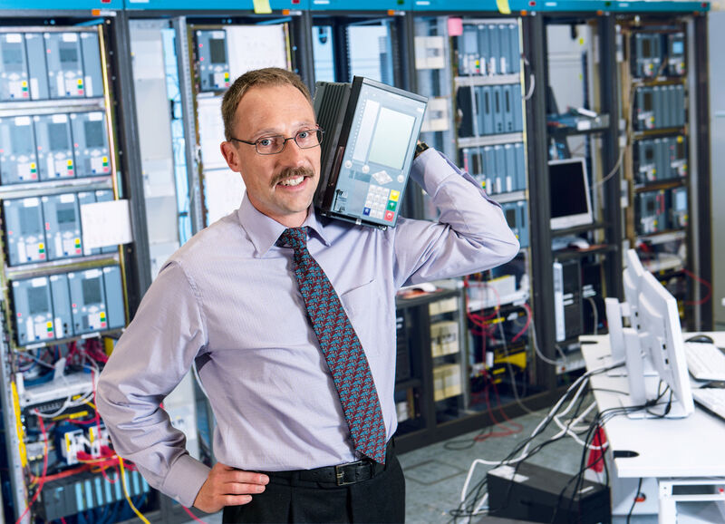 Stromausfälle zu verhindern – dazu dienen die Erfindungen von Matthias Kereit. Er entwickelt Programme für Schutzgeräte, die Hochspannungsleitungen überwachen. Die Programme ermöglichen den Schutzgeräten, Leitungen bei gefährlichen Kurzschlüssen abzuschalten. Der Erfinder arbeitet in Berlin. (Siemens AG)