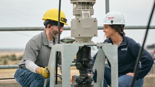 Emily Morris (r.), die Gründerin und Geschäftsführerin von Emrgy, hat gemeinsam mit Prof. Thorsten Stoesser eine modulare Wasserkrafttechnologie entwickelt und zur Geschäftsidee gemacht. (Bild:   Emrgy)