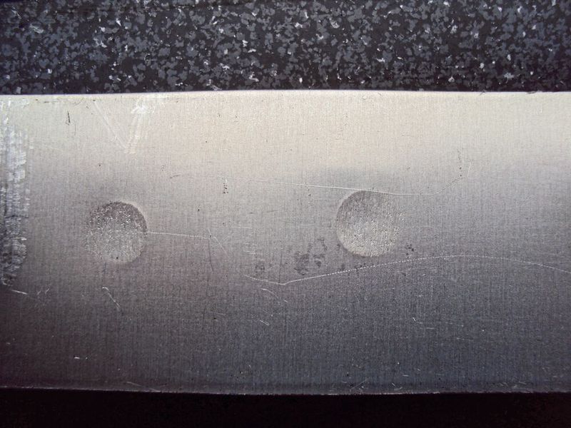 Kein Aufschmelzen, kein Kleben: Schweißpunkt-Oberflächen auf Aluminium-Probeblech bei Magna. (Bild: F. Pfaffendorf, Magna International Stanztechnik)