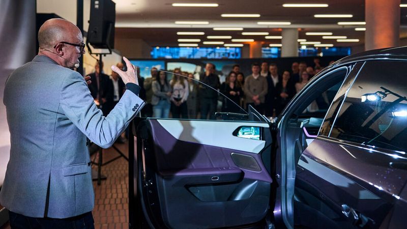 Bei der Farbgebung und der Materialwahl hatte das europäische Designteam mitgewirkt. Der neue Farbton Nightfall Violet wechselt je nach Lichteinfall zwischen einem schimmernden Purpur und fast schwarzen Schatten. Er soll das Sternenlicht in der Dämmerung nachahmen.  (Bild: SilkeSteinrathsPhotography)