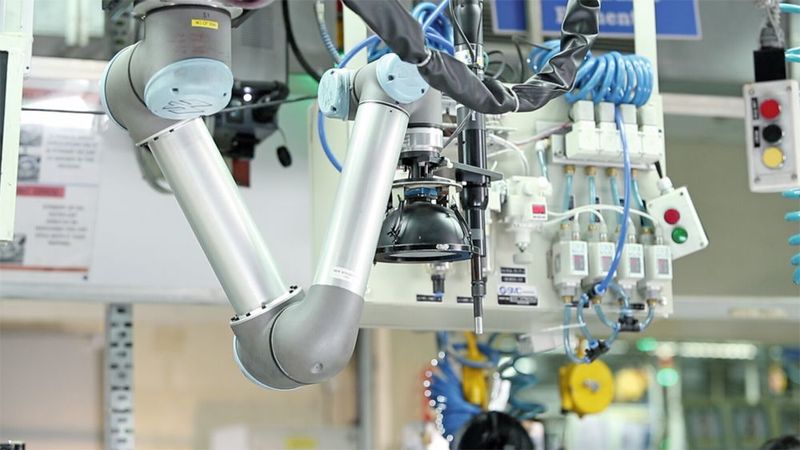  In den Fertigungsstätten von Bajaj ist die Kompaktheit und Flexibilität der UR-Roboter von Vorteil. Dem minimalen Platzbedarf zum Trotz sind hier 
100 kollaborierende Roboterarme im Einsatz. Sie sind platzsparend an der Decke befestigt.   (Universal Robots)