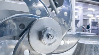 Bei Maschinenmessern – hier im Bild ein Cutter – erhöht die Verschleißschutz-Beschichtung die Standzeit und Lebensdauer. (©salomonus_ - stock.adobe.com)