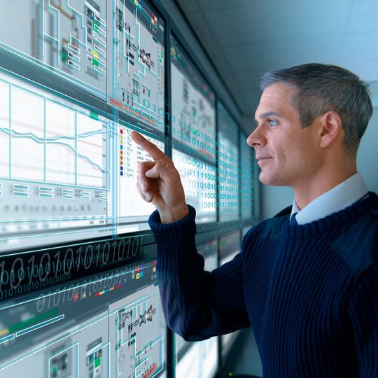 By using integrated 3D data, trainings can be carried out in virtual space and real-time data, e.g., directly integrated from the control system. By using integrated 3D data, trainings can be carried out in virtual space and real-time data, e.g., directly integrated from the control system.